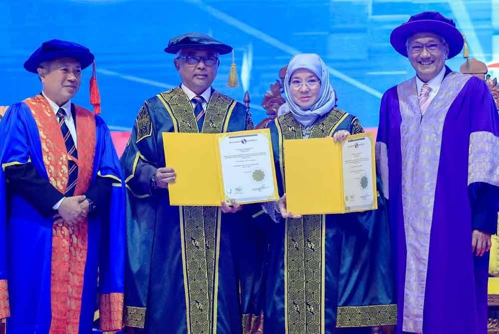 Sultan Pahang, Al-Sultan Abdullah Ri'ayatuddin Al-Mustafa Billah Shah (dua dari kiri) dan Tengku Ampuan Pahang, Tunku Azizah Aminah Maimunah Iskandariah berkenan menerima ijazah kehormatan kedoktoran pada Majlis Konvokesyen Universiti Multimedia Malaysia (MMU) pada Sabtu. Foto Bernama