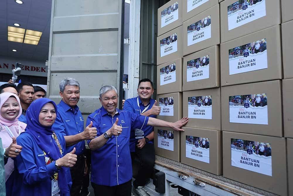 Ahmad Zahid ketika melihat persiapan Skuad Misi Bantuan Banjir sebelum perlepasan semasa Sambutan Ulang Tahun ke-50 BN di WTCKL pada Sabtu.