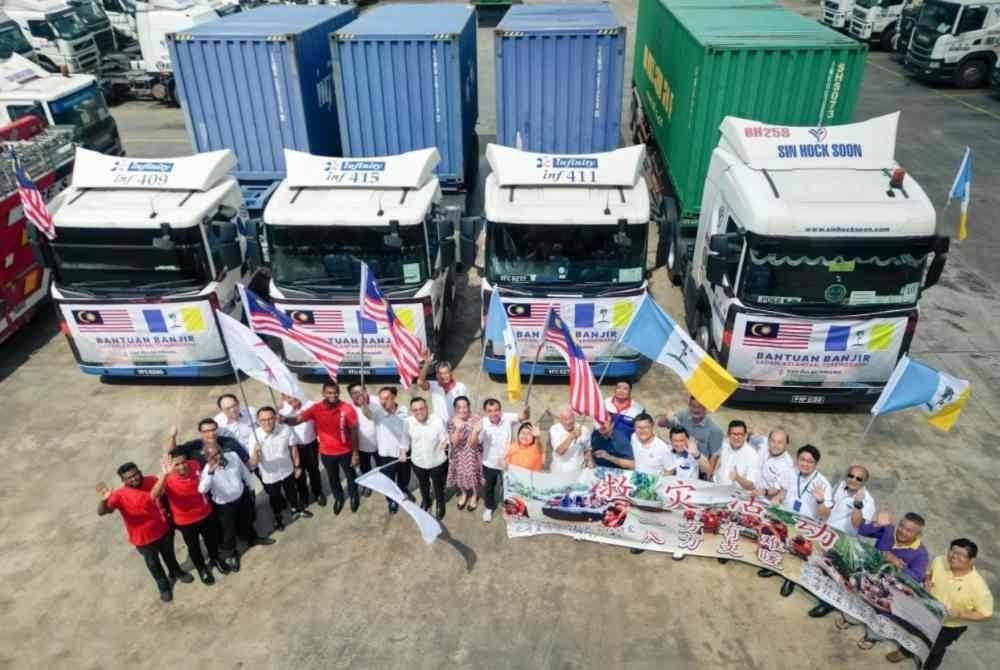 Tiga buah lori kontena bersaiz 20 kaki dan satu bersaiz 40 kaki dengan keseluruhan muatan barangan 100 tan telah dihantar untuk misi bantuan mangsa banjir di tiga buah negeri.