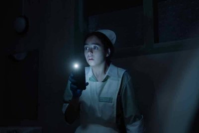 Satu persatu kejadian seram mula dilalui Arum sewaktu bertugas.