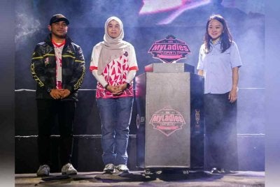 Menteri Belia dan Sukan, Hannah Yeoh (kanan) merasmikan KBS MyLadies e-Sports 2024 di Pusat Komuniti Bukit Damansara pada Sabtu. Foto Bernama