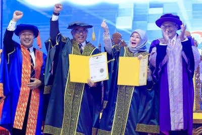Sultan Pahang, Al-Sultan Abdullah Ri'ayatuddin Al-Mustafa Billah Shah (dua dari kiri) dan Tengku Ampuan Pahang, Tunku Azizah Aminah Maimunah Iskandariah berkenan menerima ijazah kehormatan kedoktoran pada Majlis Konvokesyen Universiti Multimedia Malaysia (MMU) pada Sabtu. Foto Bernama