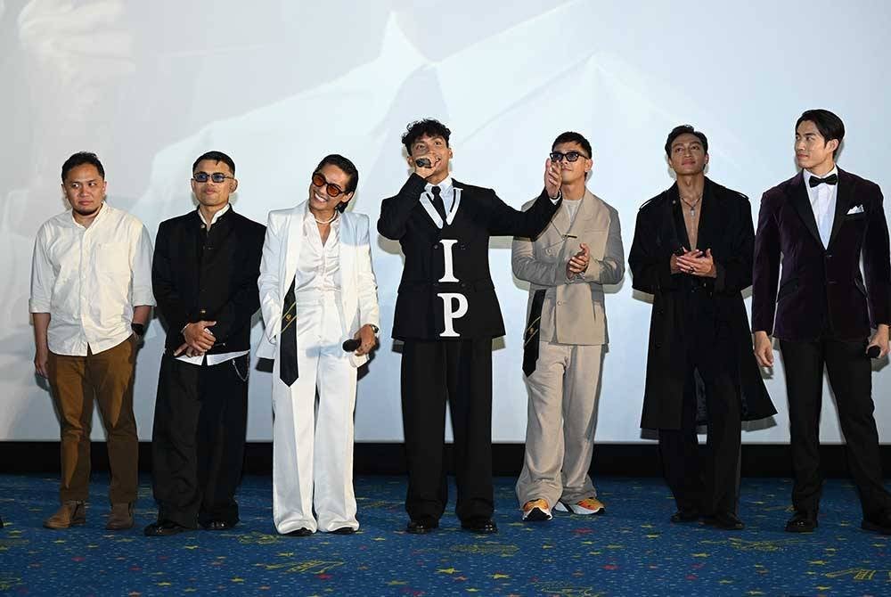 Amir turut menyumbangkan suara menerusi lagu tema, Kudeta. FOTO AZRUL RAFIE (ASTRO)