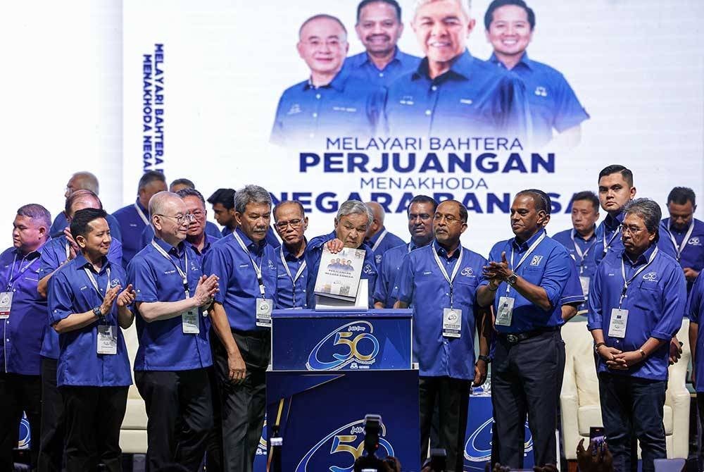 Pengerusi Barisan Nasional (BN) Datuk Seri Dr Ahmad Zahid Hamidi merasmikan buku bertajuk 'Melayari Bahtera Perjuangan Menakhoda Negara Bangsa' disaksikan Timbalannya, Datuk Seri Mohamad Hasan sempena Sambutan Ulang Tahun Jubli Emas Ke-50 Tahun BN di Dewan Merdeka, Pusat Dagangan Dunia Kuala Lumpur, pada Sabtu. Foto Bernama