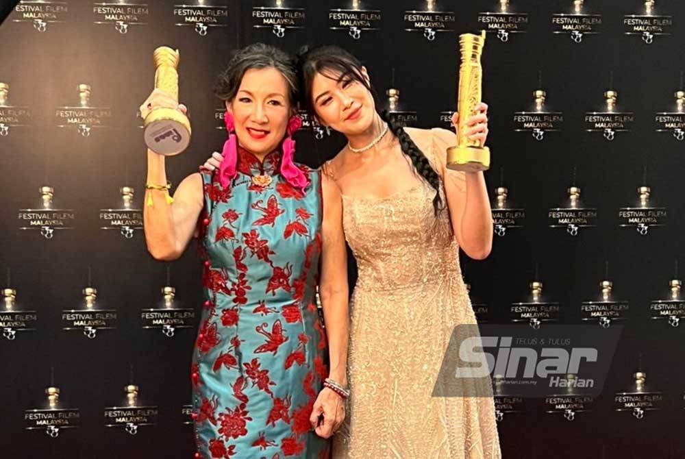 Susan Lankester dan Elizabeth Tan masing-masing bersama trofi Pelakon Wanita Terbaik serta Pelakon Pembantu Wanita Terbaik. FOTO SINAR HARIAN