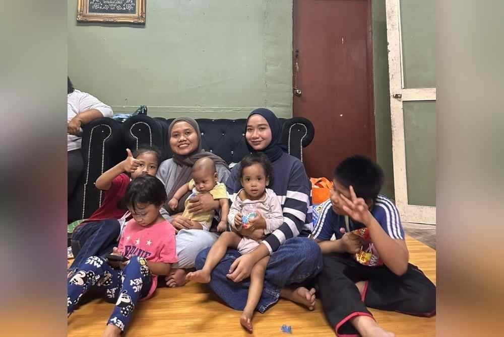 Nur'ain (dua dari kanan) bersama Juliana dan anak-anaknya.
