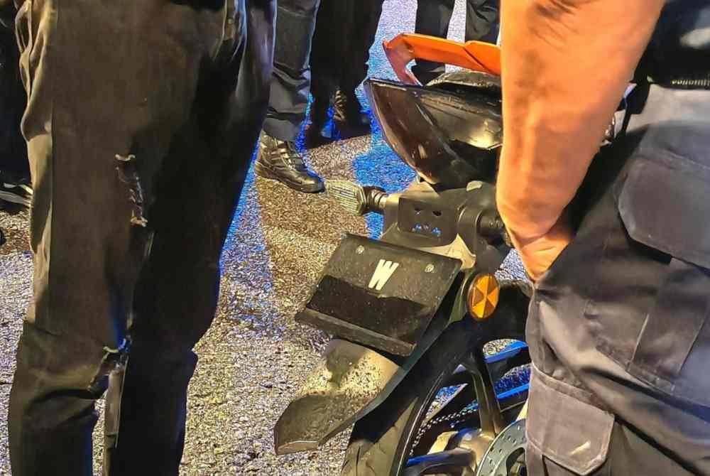 Nombor plat motosikal yang ditutup dengan pita pelekat