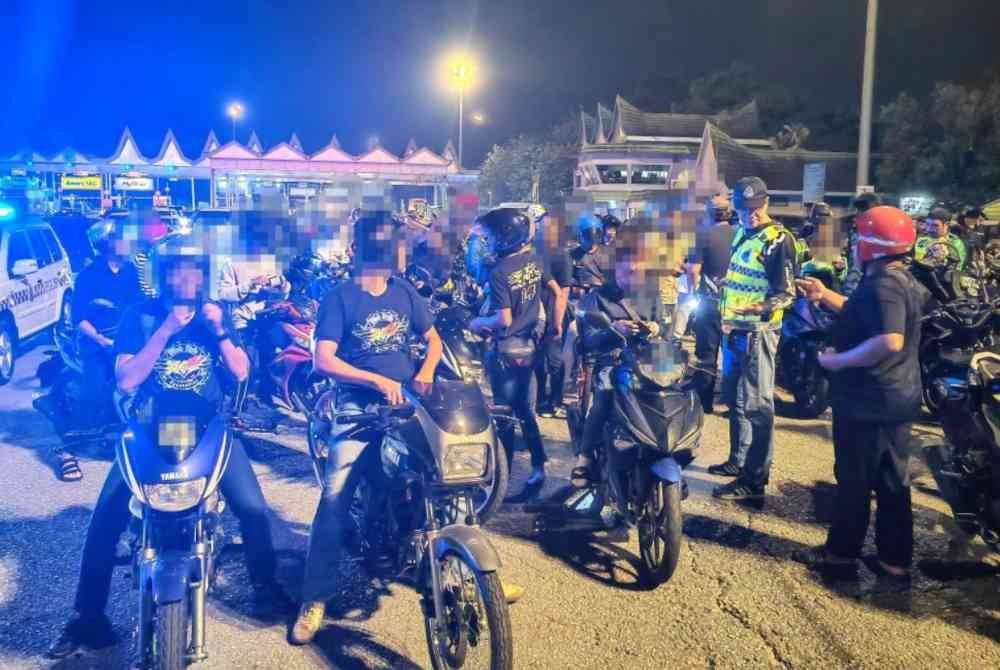 Sebahagian daripada mereka yang ditahan dalam Op Khas Samseng Jalanan yang dilaksanakan Jabatan Siasatan dan Penguatkuasaan Trafik Kontinjen Negeri Sembilan bersama agensi lain di Tol Senawang di sini pada Sabtu.