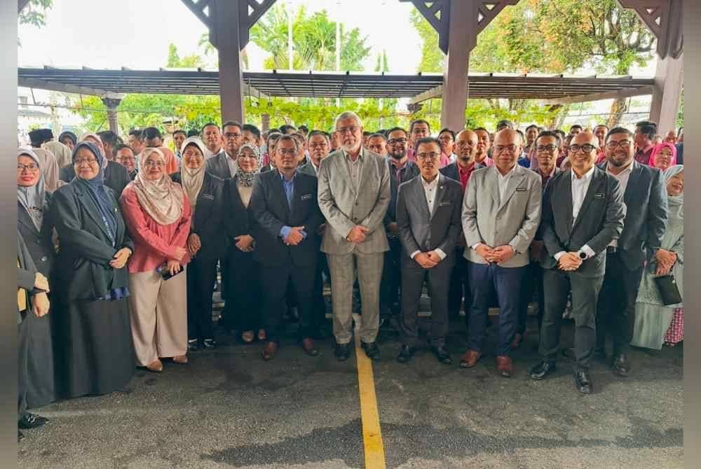 Khalid ketika Majlis Penyerahan Tugas Pengerusi KADA, di Pejabat KADA di Lundang di sini pada Ahad.