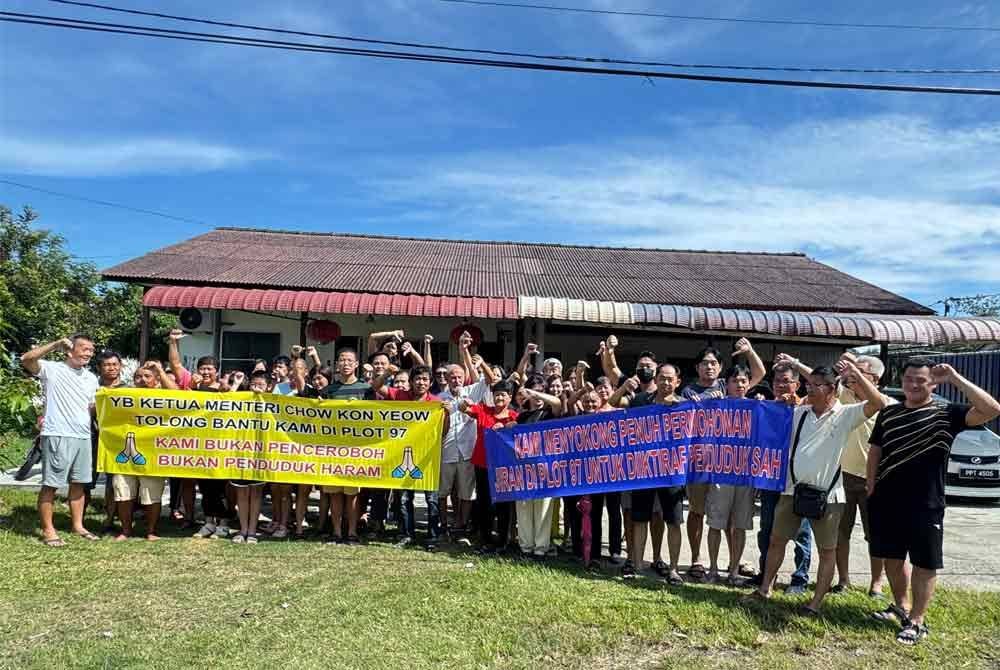 Sebahagian penduduk yang terlibat dengan Projek PIL 2A juga bersatu hati memohon kerajaan negeri membantu tiga keluarga yang tinggal di atas tanah Plot 97 tanpa geran pajakan.