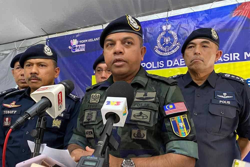 Ayob Khan (tengah) semasa sidang akhbar di Balai Polis Repek, Pasir Mas pada Ahad.