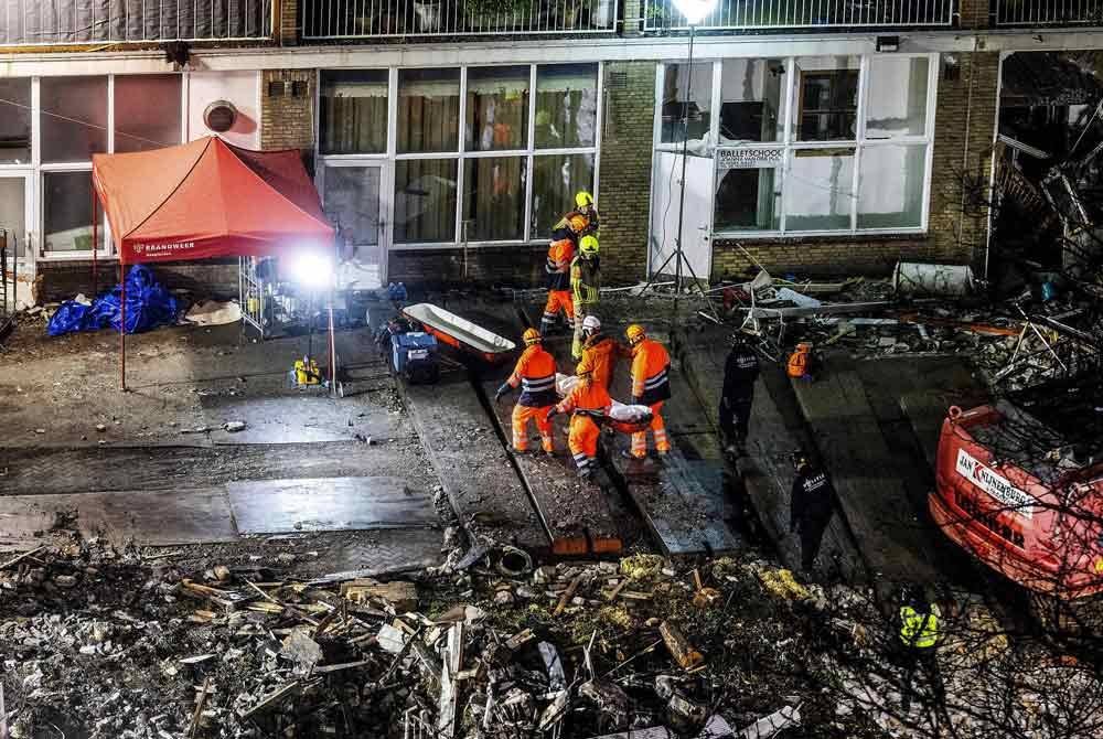 Mayat kelima ditemukan di bawah runtuhan berhampiran Tarwekamp di mana blok pangsapuri tiga tingkat sebahagiannya runtuh selepas kebakaran dan letupan. Foto AFP