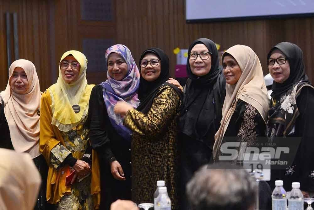 Gelagat rakan-rakan seperjuangan yang bertemu semula selepas lebih 40 tahun tidak bersua muka. FOTO SINAR HARIAN/ ASRIL ASWANDI SHUKOR.