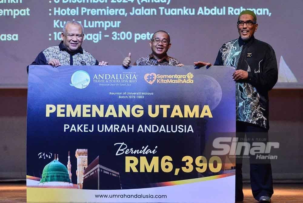 Hadiah utama cabutan bertuah tajaan umrah dimenangi oleh Wan Zakaria Wan Ismail dari Kelantan yang juga merupakan sahabat baik Ibrahim. FOTO SINAR HARIAN/ ASRIL ASWANDI SHUKOR.