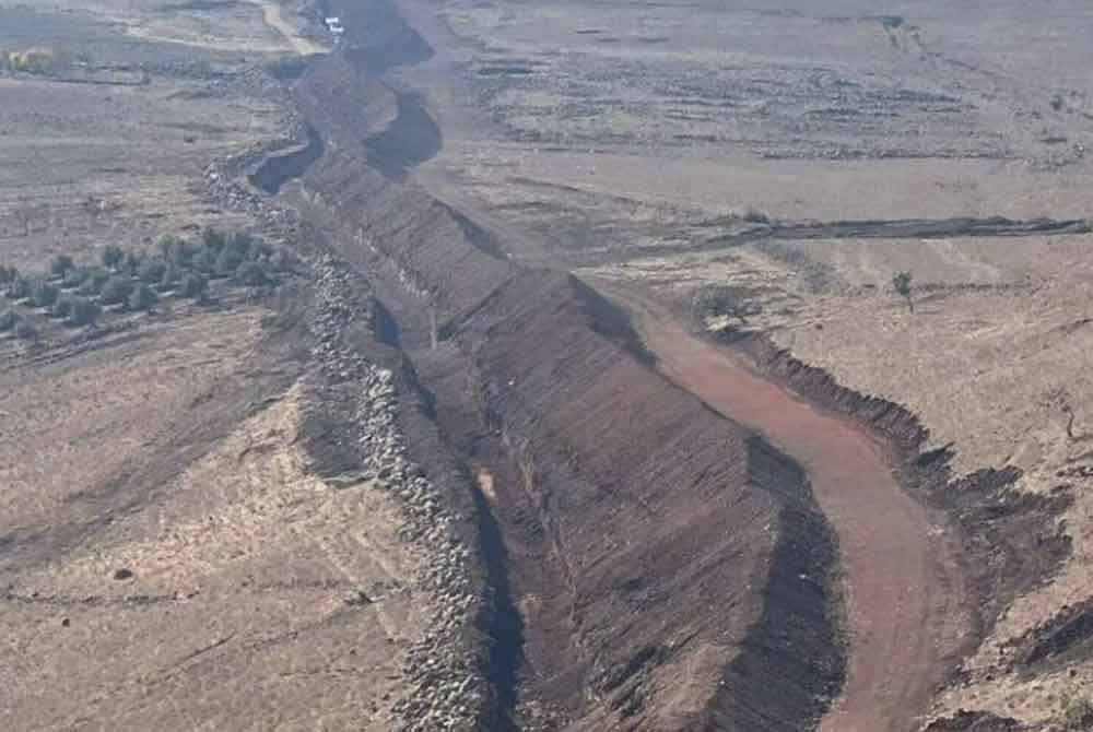 Benteng dibina IDF di sepanjang sempadan Syria. - Foto Agensi