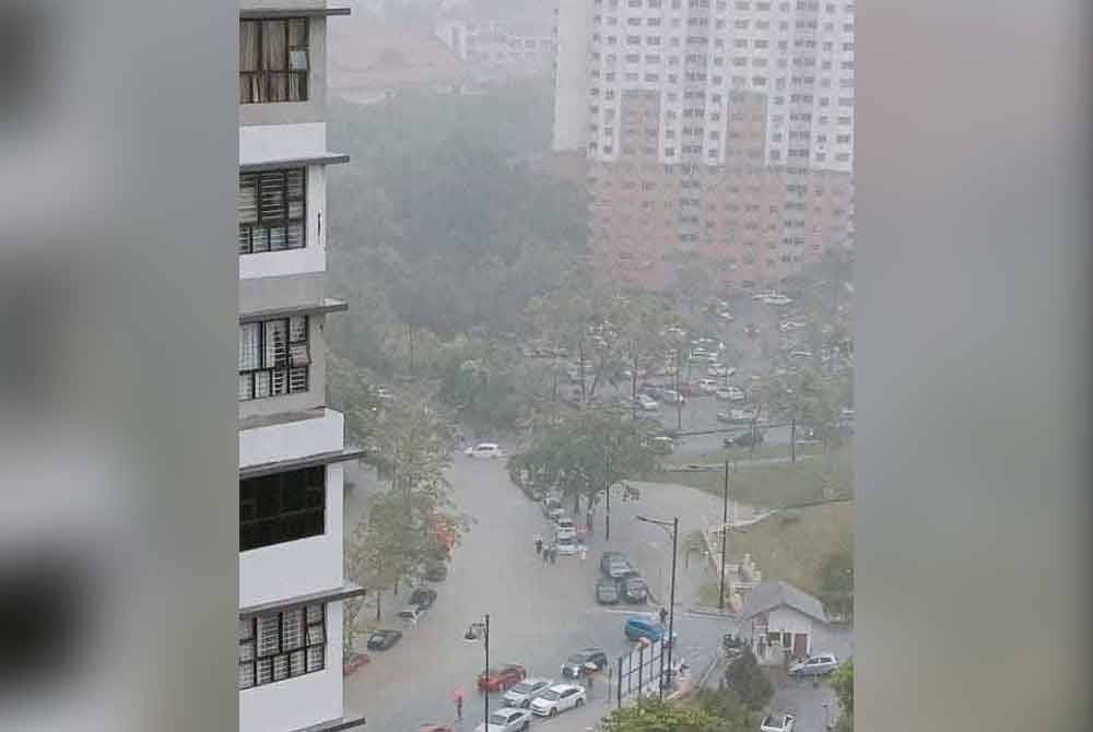 Tangkap layar video memaparkan kejadian banjir kilat yang berlaku pada Ahad.