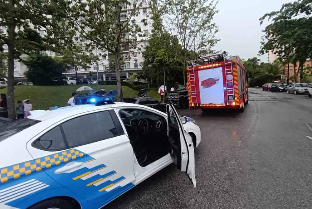 Anggota polis dan bomba melakukan pemantauan di lokasi yang dilaporkan mengalami banjir kilat di Presint 11, Putrajaya pada Ahad.