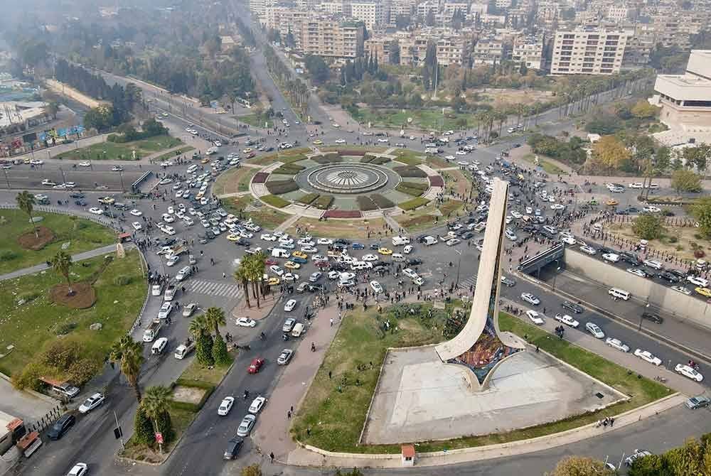 Rakyat Syria di ibu negara Damsyik berkumpul di Dataran Umayyad untuk meraikan 61 tahun pemerintahan Parti Baath di Syria runtuh pada Ahad. Foto Anadolu