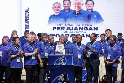 Pengerusi Barisan Nasional (BN) Datuk Seri Dr Ahmad Zahid Hamidi merasmikan buku bertajuk 'Melayari Bahtera Perjuangan Menakhoda Negara Bangsa' disaksikan Timbalannya, Datuk Seri Mohamad Hasan sempena Sambutan Ulang Tahun Jubli Emas Ke-50 Tahun BN di Dewan Merdeka, Pusat Dagangan Dunia Kuala Lumpur, pada Sabtu. Foto Bernama