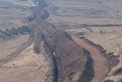 Benteng dibina IDF di sepanjang sempadan Syria. - Foto Agensi