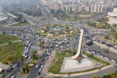 Rakyat Syria di ibu negara Damsyik berkumpul di Dataran Umayyad untuk meraikan 61 tahun pemerintahan Parti Baath di Syria runtuh pada Ahad. Foto Anadolu