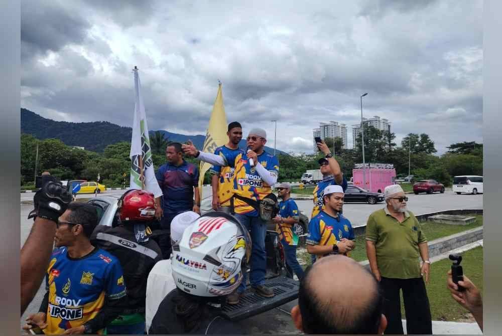 Wazi memberikan taklimat keselamatan kepada peserta sebelum konvoi memulakan perjalanan sempena program berkenaan.