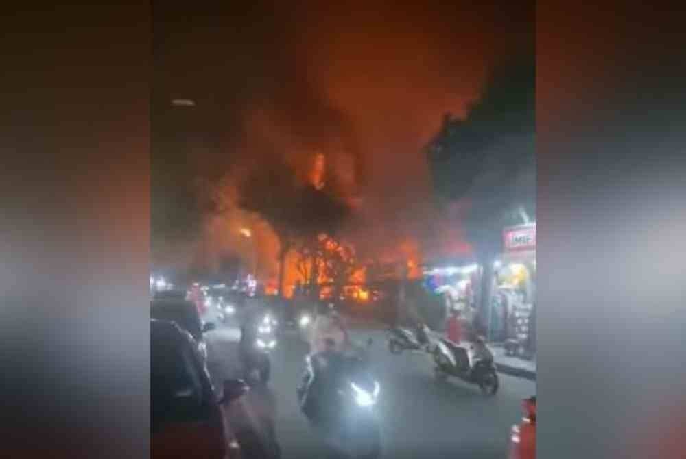 Dua restoran di Jalan Pantai Chenang, Langkawi musnah dalam kebakaran malam tadi.