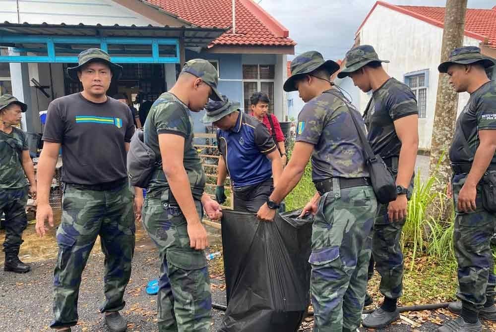 Kerja-kerja membersihan persekitaran rumah anggota yang terjejas dilakukan secara bergotong-royong.