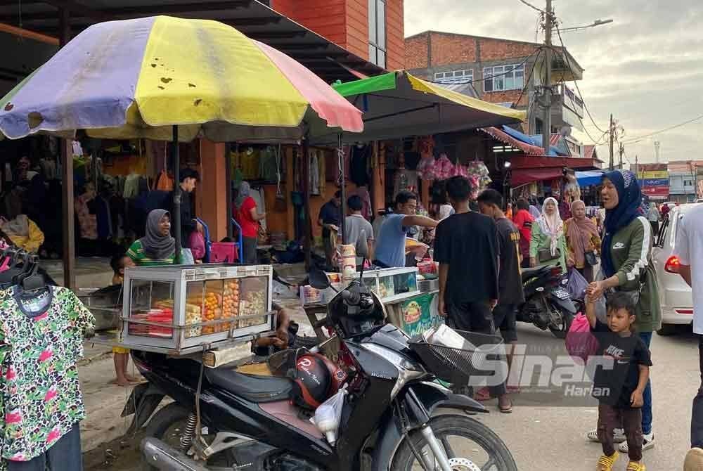 Zon Bebas Cukai Rantau Panjang yang sebelum ini dilihat sepi kembali meriah apabila orang ramai mengambil peluang datang melihat suasana banjir serta membeli-belah barangan yang dilelong pada harga murah.