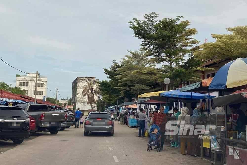 Tinjaun Sinar Harian mendapati suasana di kawasan ini sesak dengan kenderaan serta orang ramai yang datang dari pelbagai pelosok kawasan meskipun bukan hari cuti atau hujung minggu.