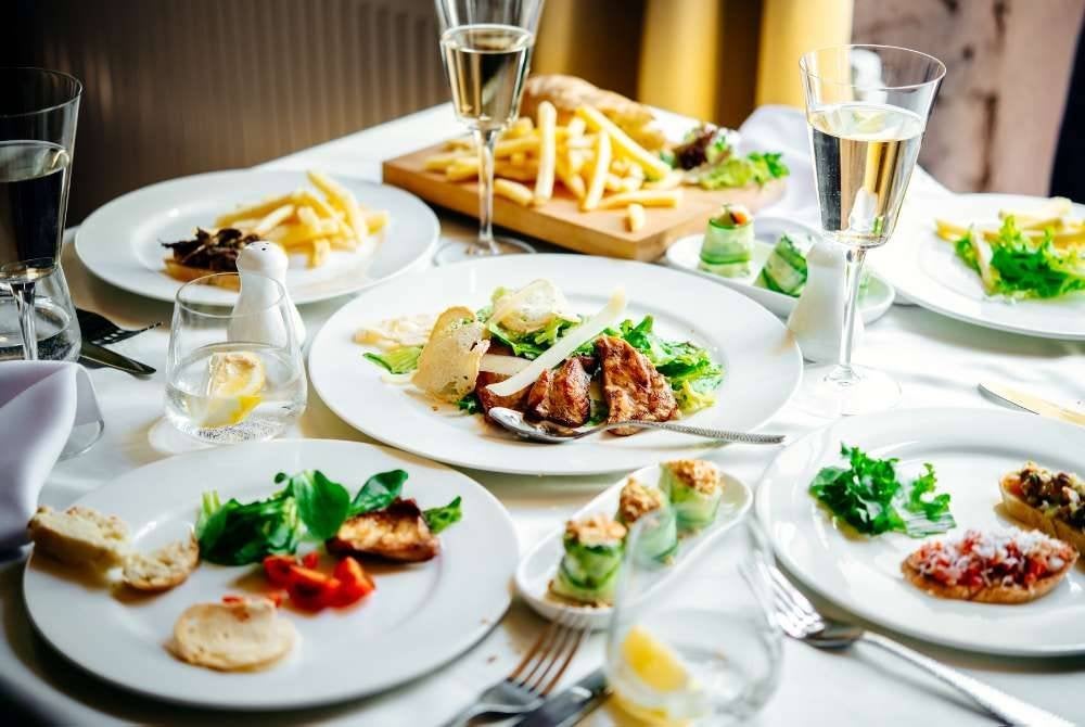 TERDAPAT segelintir orang sanggup 'menyerbu' kedai makan tular walaupun mengetahui ia restoran bukan Islam. -Gambar hiasan/ Foto: CANVA