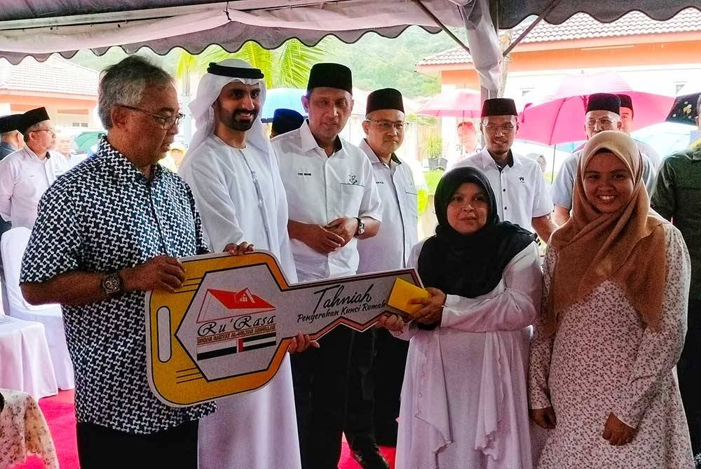 Al-Sultan Abdullah menyerahkan replika kunci Ru'Rasa kepada Suzaini (dua dari kanan) dalam majlis tersebut.