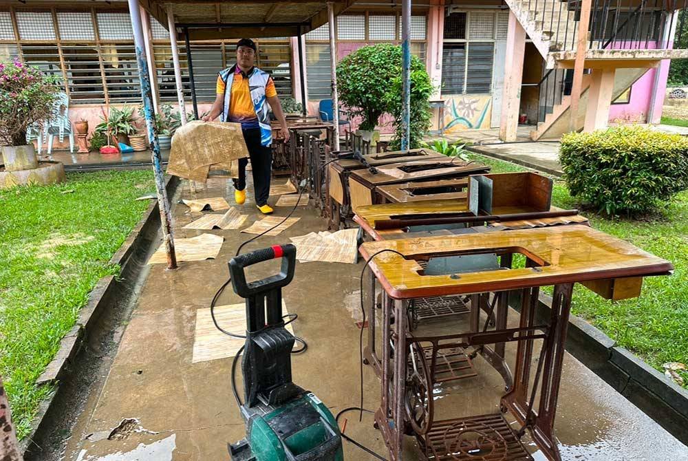 Meja-meja mesin jahit digunakan pelajar turut rosak.