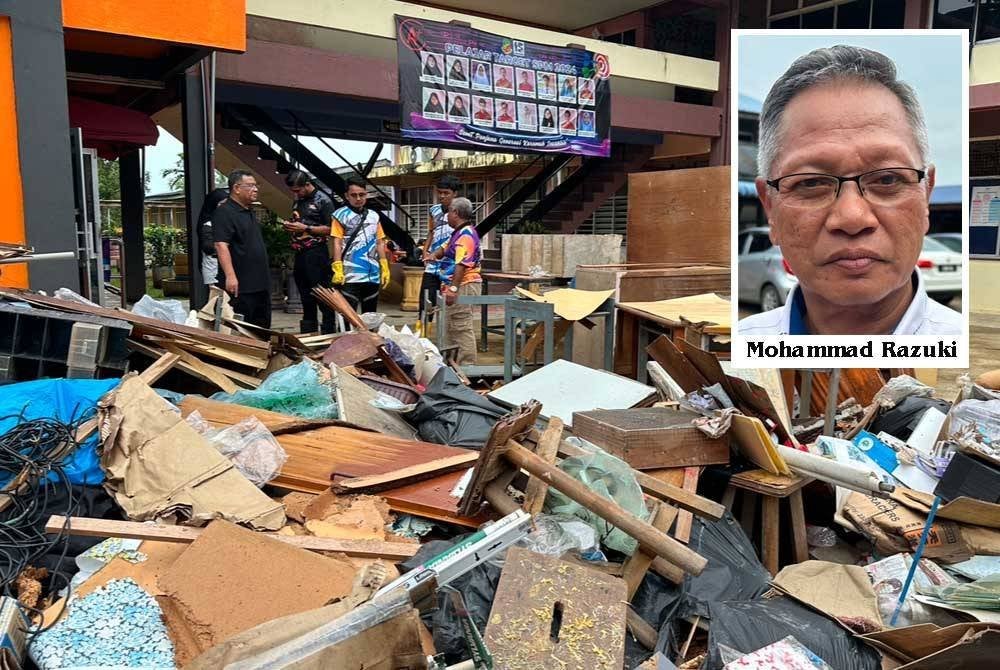 Perabot dan kelengkapan sekolah yang rosak terkena banjir