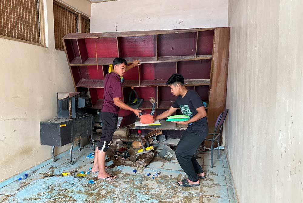 Pelajar cuba menyelamatkan arca seni yang dihasilkan di rak yang hampir terbalik.