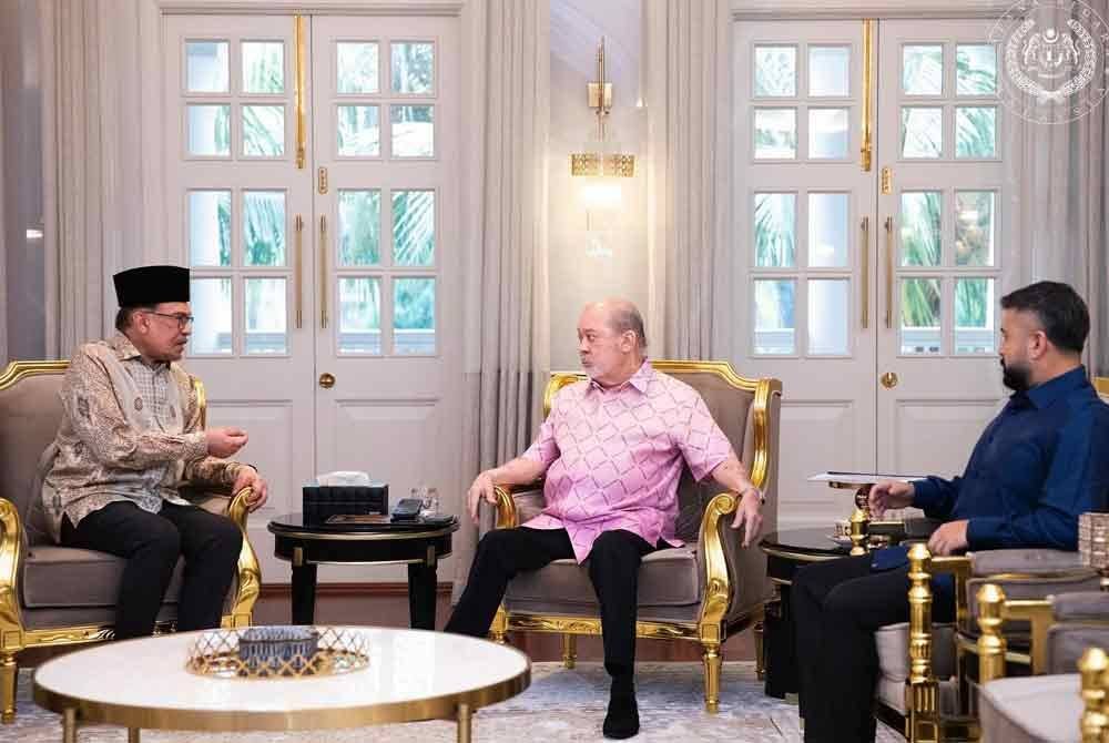 Seri Paduka Baginda berkenan menerima menghadap Perdana Menteri di Istana Pasir Pelangi. Foto Istana Negara