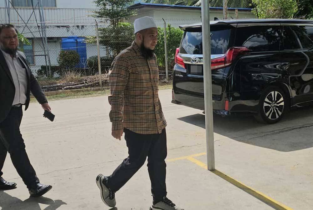 Ebit Lew ketika hadir ke Mahkamah Majistret Tawau.