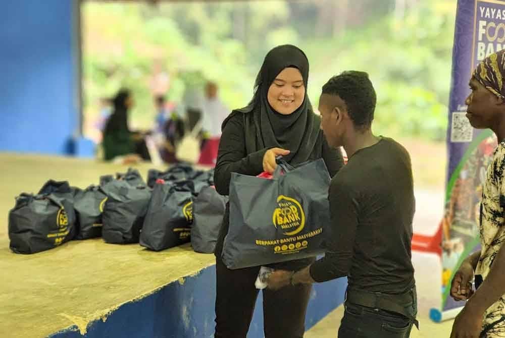 Pek makanan diserahkan kepada mangsa banjir di PPS.