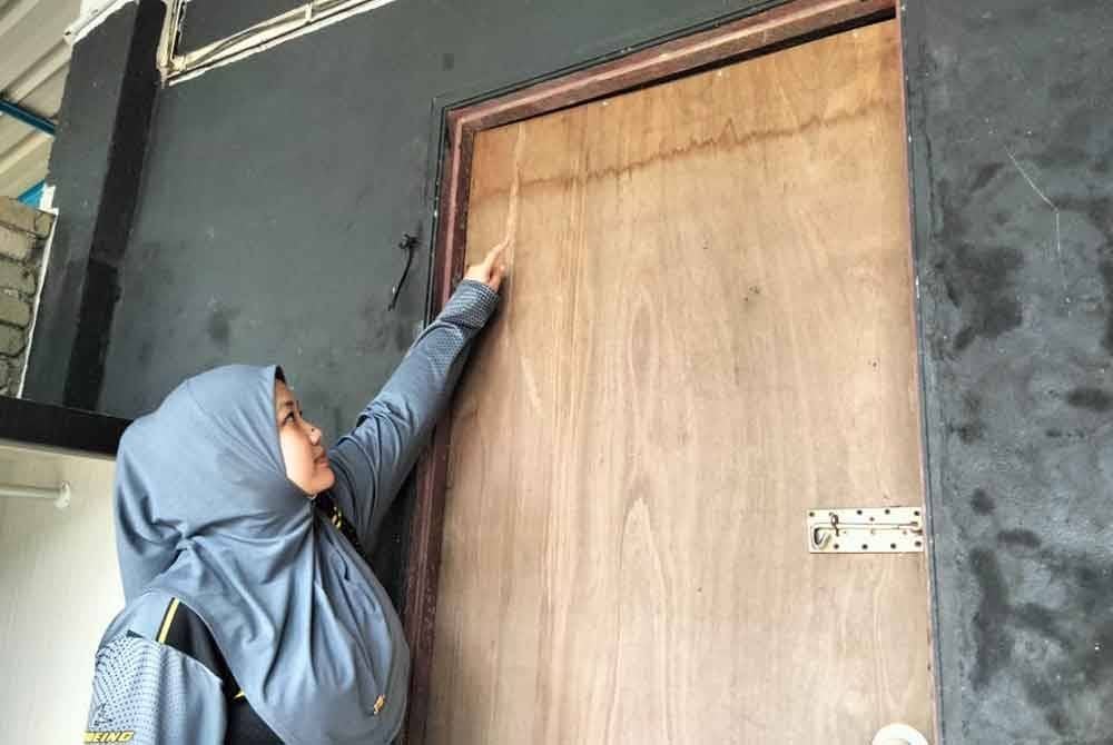 Rosmaini menunjukkan paras air ketika banjir minggu lalu.