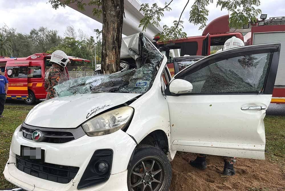 Anggota bomba berjaya mengeluarkan lelaki yang tersepit dalam sebuah Perodua Myvi selepas kenderaan itu terbabas lalu melanggar sebatang pokok.
