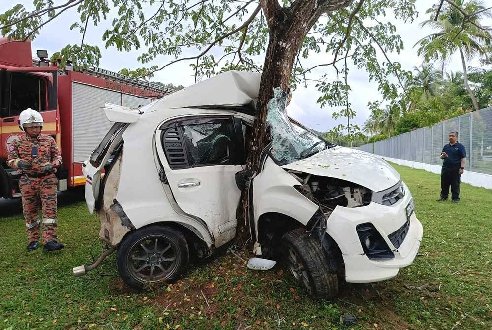 Keadaan Perodua Myvi dipandu mangsa yang dipercayai terbabas lalu melanggar sebatang pokok dalam kejadian dekat Perumahan Rantau Petronas, Kertih di Kemaman.