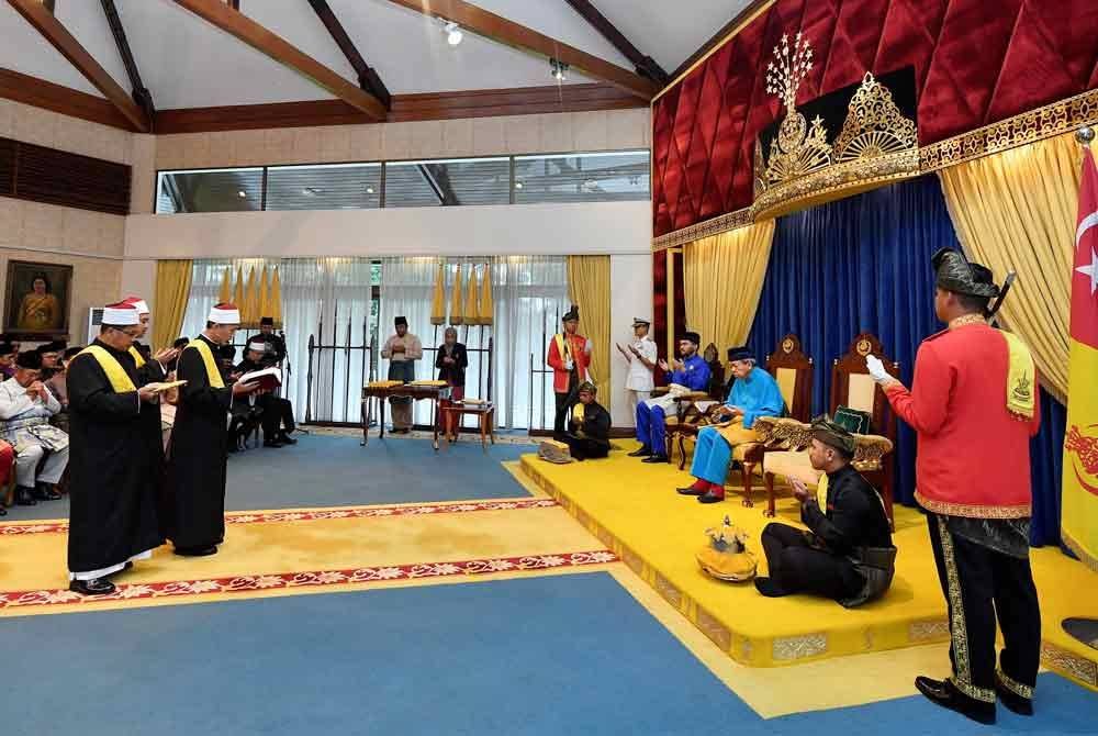 Sultan Selangor (tiga, kanan) berkenan mangaminkan doa yang dibaca oleh Mufti Selangor, Datuk Dr Anhar Opir (empat, kiri) ketika Istiadat Menyembah Air Doa Selamat dan Pengurniaan Watikah Pelantikan Orang Besar Istana di Bilik Singgahsana Istana Bukit Kayangan pada Isnin. Foto Bernama