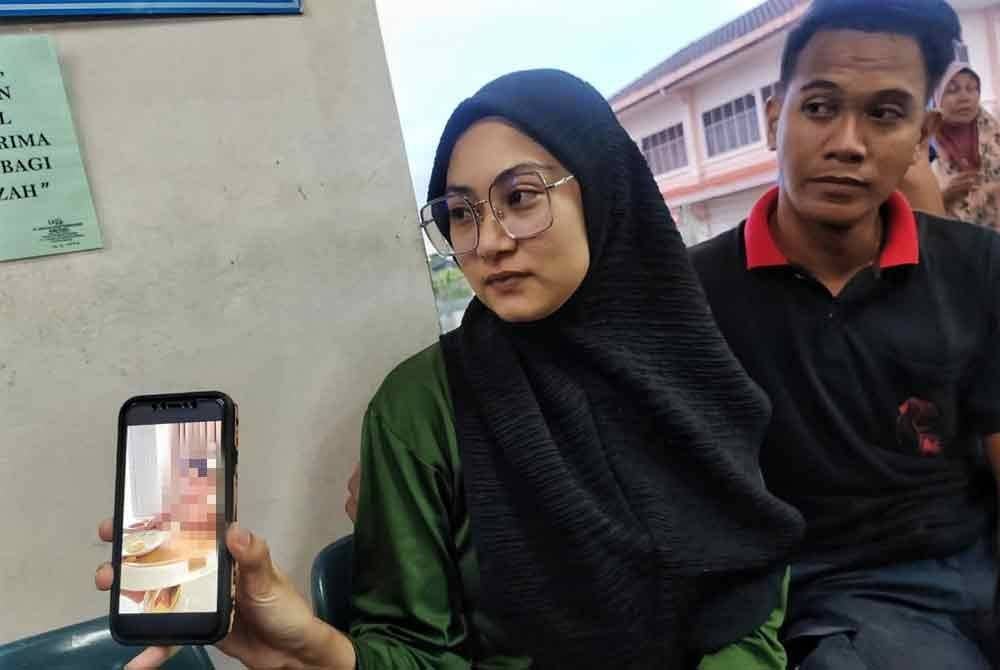 Ainol Izzah (kiri) menunjukkan gambar terbaru anaknya yang mula pandai makan buah-buahan