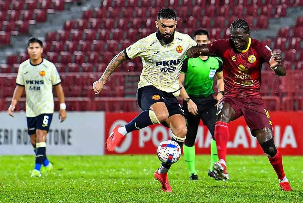 Pemain NSFC, Jacque Faye (kanan) bersaing bagi mendapatkan bola ketika menentang Selangor FC pada perlawanan Liga Super di Stadium Tuanku Abdul Rahman Paroi pada Isnin. Foto Bernama