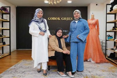 Tiga wanita yang dahulu merupakan akauntan tetapi kini bergelar usahawan fesyen di kedai mereka Gobok Gojes yang terletak di Seksyen 9, Shah Alam, Selangor. Dari kiri: Nur Fatin Hafizah, Munirah dan Nurulazira.