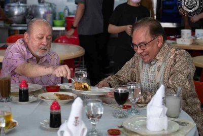 Sultan Ibrahim berkenan menikmati santapan tengah hari bersama Anwar di sebuah restoran asam pedas terkenal di Johor Bahru. Foto Istana Negara