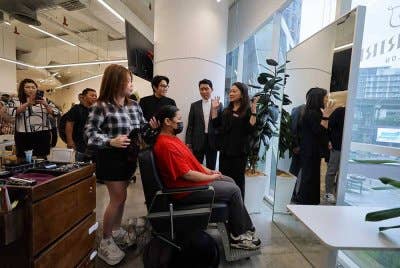 Hannah melihat golongan B40 yang diberikan perkhidmatan gunting rambut percuma pada majlis kerjasama antara Korean Society in Malaysia dan La Fiorire Hair Salon dengan Parlimen Segambut di Bukit Kiara Mall pada Isnin. Foto Bernama