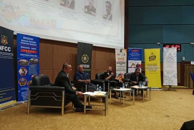 Mohamad Fauzi (dua dari kiri) ketika menjadi panel dalam Forum Cabaran Masa Depan Integriti dan Anti Rasuah sempena Hari AntiRasuah Antarabangsa di Auditorium Angkatan Koperasi Kebangsaan Malaysia Berhad (Angkasa), Kelana Jaya pada Isnin.