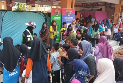 Sukarelawan dan anggota TH mengedarkan bantuan bekalan harian dan pek makanan kepada mangsa banjir.