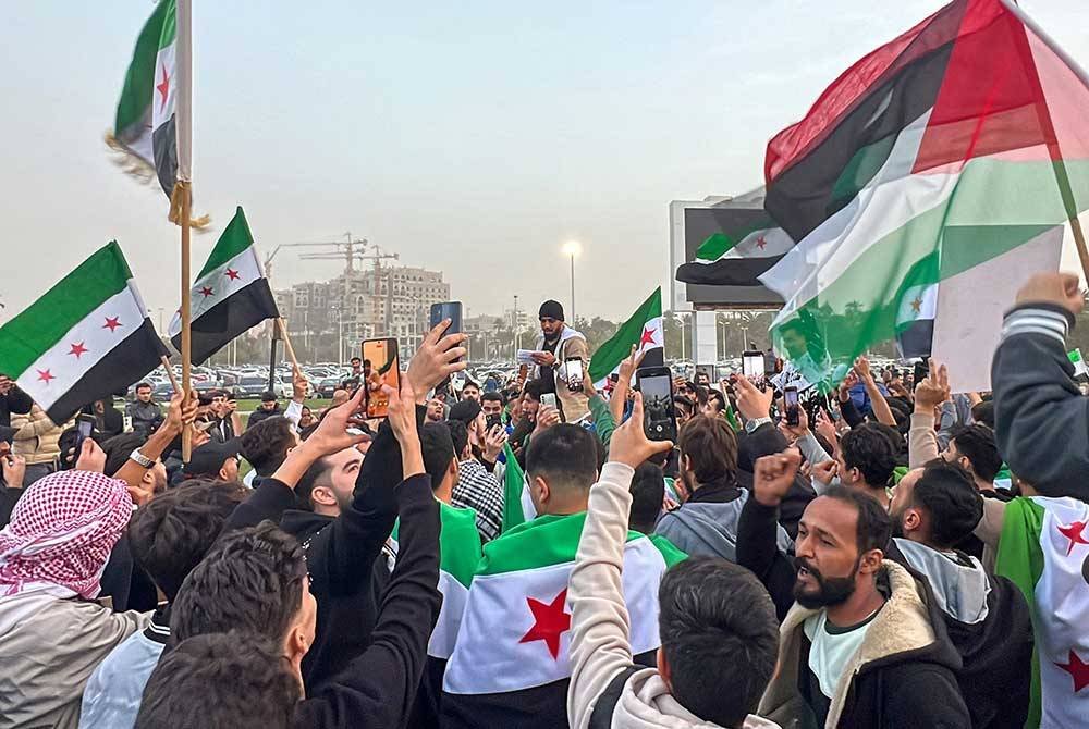 Komuniti Syria di Libya meraikan kemenangan selepas Presiden Bashar al-Assad lari ke luar negara, - AFP